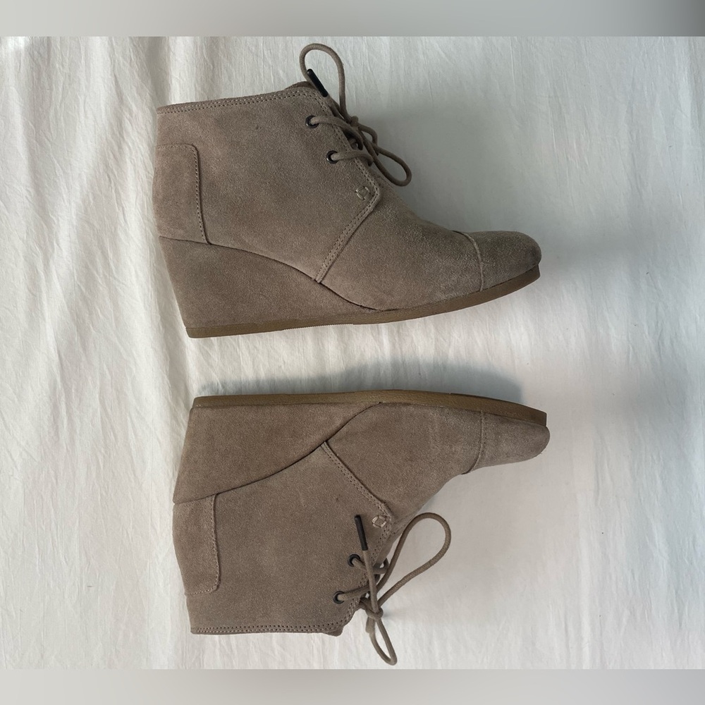 TOMS Suede Beige Wedges ⭐️
